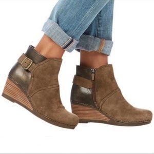 Dansko Shirley Wedge Booties Taupe Suede Size 41